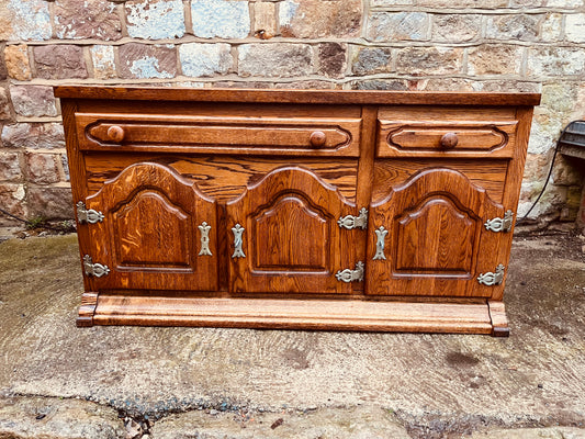 Solid Oak Country Sideboard – 2 Drawer 4 Door Rustic Farmhouse Storage Unit