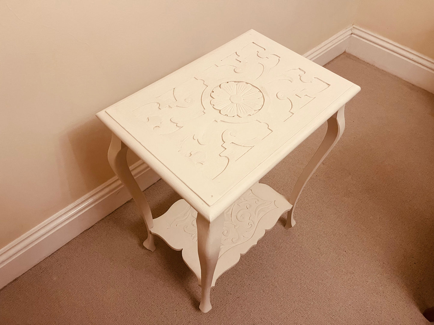 Hand-Carved French Style Side Table – Ivory Painted Wooden Table with Ornate Detailing and Cabriole Legs